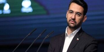 آذری جهرمی به کدام «پیرمردها» طعنه می زند؟ /توطئه‌ها و پشت پرده استیضاح همتی و خروج ظریف و طیب نیا از دولت به روایت وزیر جوان روحانی