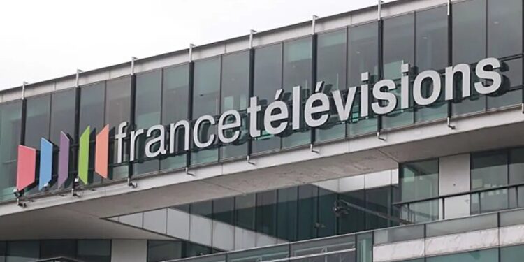 ببینید | تخلیه دفتر مرکزی تلویزیون فرانسه پس از تهدید بمب‌گذاری