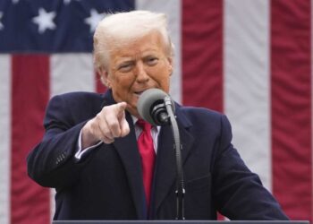 ببینید | توهین‌های دوبارهٔ ترامپ به خبرنگاران: تو یک خبرنگار افتضاح هستی!