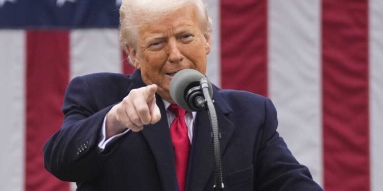 ببینید | توهین‌های دوبارهٔ ترامپ به خبرنگاران: تو یک خبرنگار افتضاح هستی!