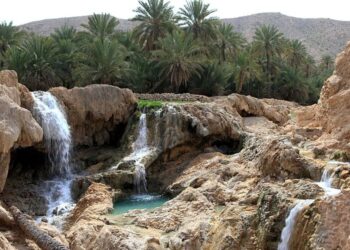 ببینید | آبشارهای کم‌سابقه در مسیر کهنوج به رودان بندرعباس