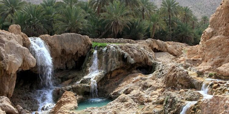 ببینید | آبشارهای کم‌سابقه در مسیر کهنوج به رودان بندرعباس