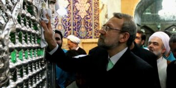 تصاویری از نماز خواندن شهید لاریجانی در کاخ کرملین