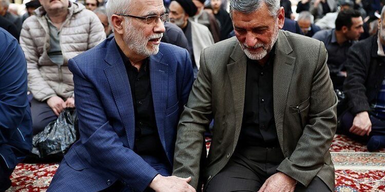تصویری از حسین محمدی، عضو دفتر رهبری در مراسم چهلم سردار شیرازی +عکس