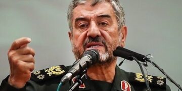فرمانده قرارگاه فرهنگی اجتماعی بقیه‌الله: با آمریکا مذاکره نمی‌کنیم؛ در حال تبادل پیام هستیم/ مردم باید بیش از این در جریان جزئیات مذاکرات قرار بگیرند