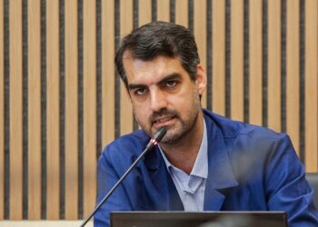 ادعای نماینده قم درباره سخنان رد و بدل شده در یک جلسه شورای عالی امنیت ملی/ فرماندهان نظامی باید با مسولین خیانتکار داخلی هم مدارا کنند!