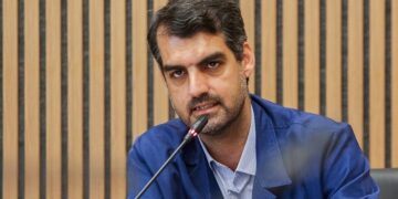 ادعای نماینده قم درباره سخنان رد و بدل شده در یک جلسه شورای عالی امنیت ملی/ فرماندهان نظامی باید با مسولین خیانتکار داخلی هم مدارا کنند!