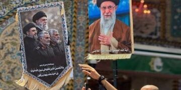 ببینید | سوگواری عراقی‌ها در حرم حضرت عباس (ع) همزمان با تشییع پیکر رهبر شهید انقلاب