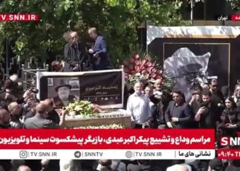 ببینید | بغض‌ و گریه عبدالله اسکندری در مراسم وداع با پیکر زنده‌یاد اکبر عبدی