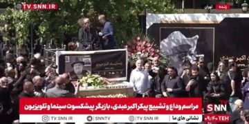 ببینید | بغض‌ و گریه عبدالله اسکندری در مراسم وداع با پیکر زنده‌یاد اکبر عبدی