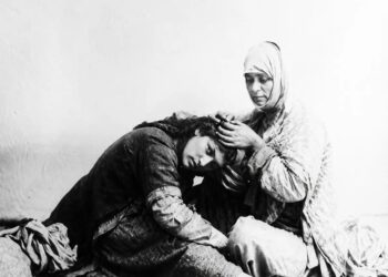 عکس/ آرایشگر زن در حال گرفتن شپش سر یک زن جوان در دوره قاجار