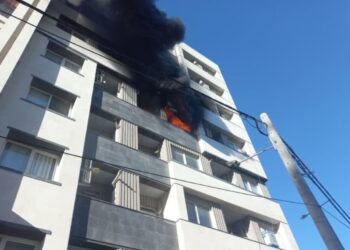آتش‌سوزی در ساختمان مسکونی ۷ طبقه/ ۴ کودک در طبقات بالا محبوس شدند