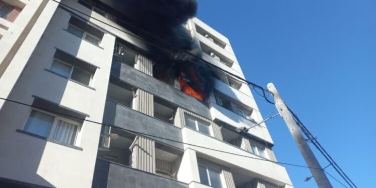 آتش‌سوزی در ساختمان مسکونی ۷ طبقه/ ۴ کودک در طبقات بالا محبوس شدند